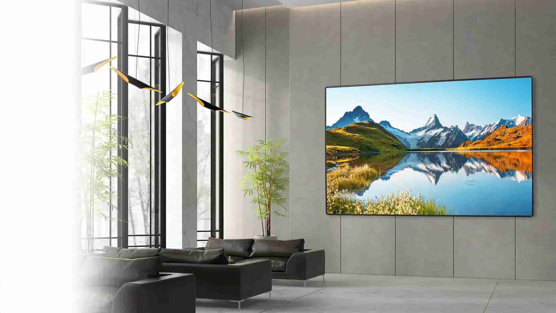 In einem großen Raum mit Sofas und hohen Fenstern, hängt eine LED-Wall von Optoma an der Wand.