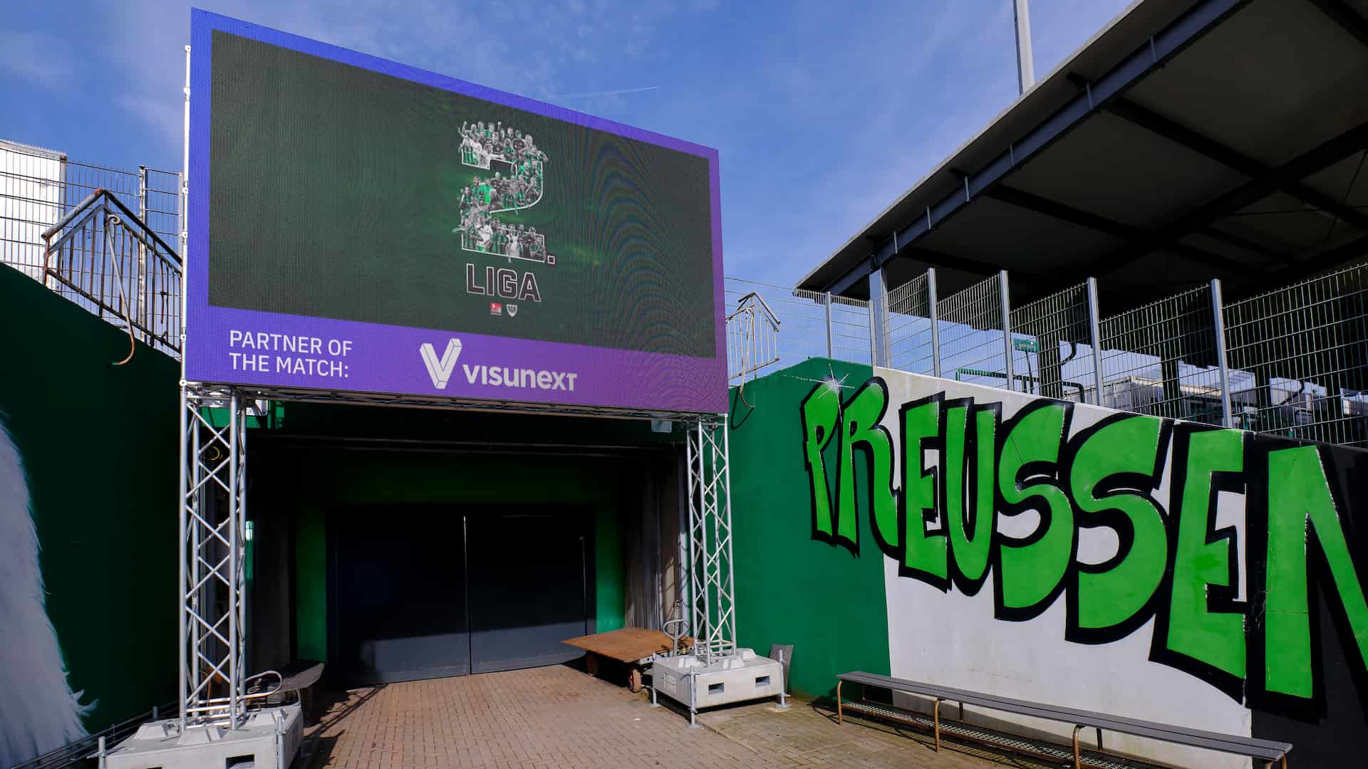 Die LED-Wall vor dem Marathontor des LVM-Preußenstadions