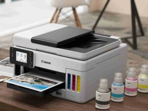 Canon Drucker Drucker mit Tintenpatronen auf einem Schreibtisch
