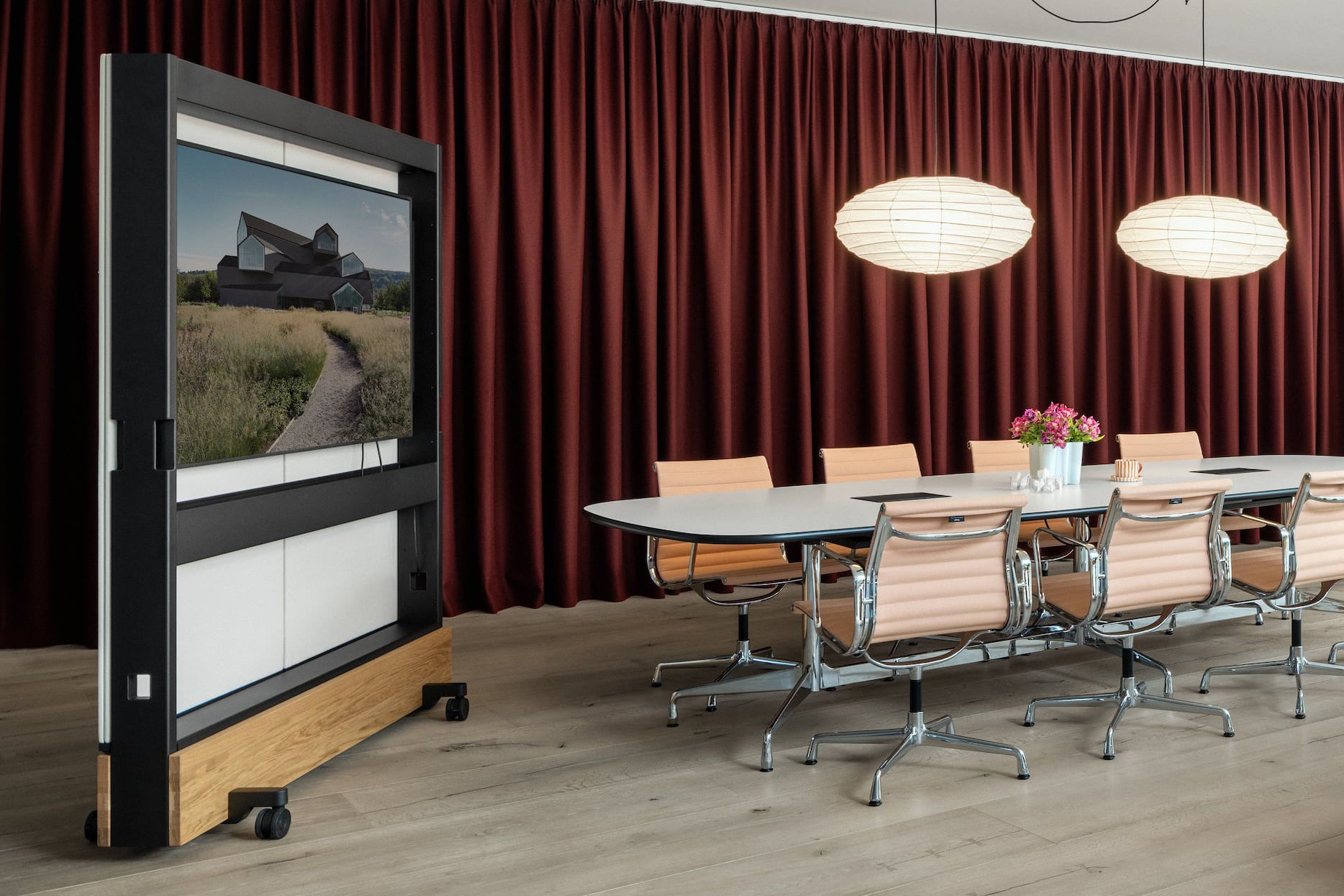 Konferenzraum mit Vitra Dancing Wall 2, Eames Segmented Table und Alu Chairs