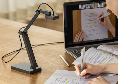 Schreibtisch mit Laptop und Dokumentenkamera