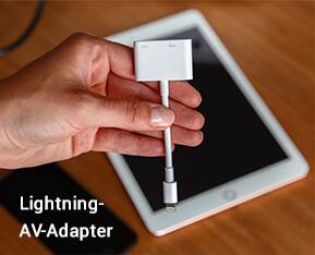 Lightning-AV-Adapter der in der Hand gehalten wird