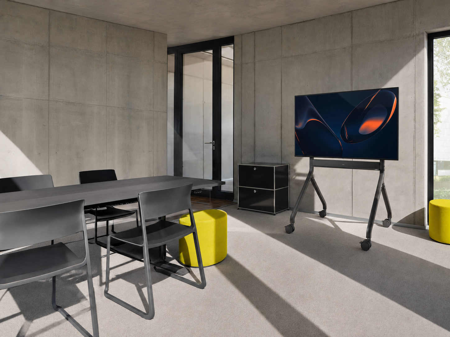 Moderner Konferenzraum mit Display, Rollwagen, Vitra Stühlen und Besprechungstisch