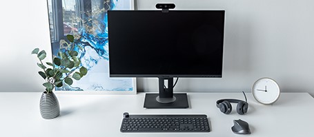 Digitaler Arbeitsplatz mit Monitor, Tastatur, Maus und Headset
