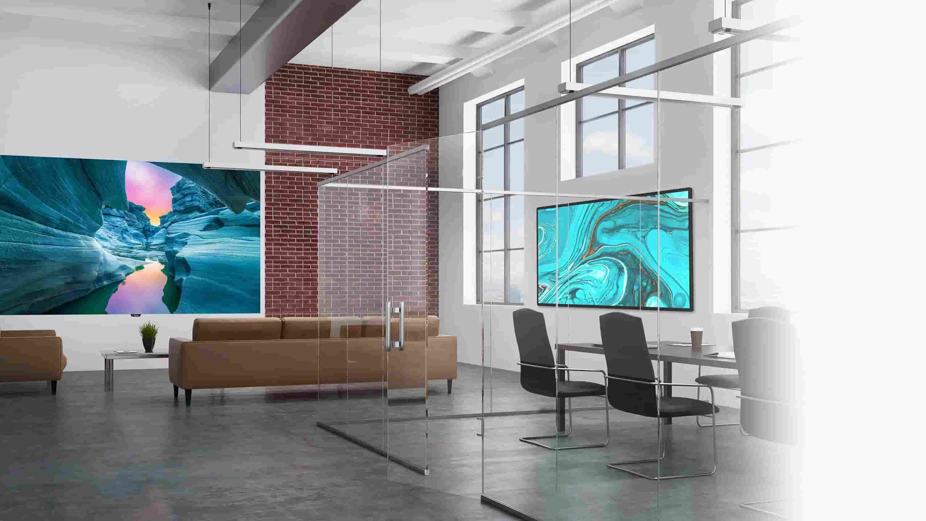 In einer großen und hohen Lobby mit Sofas und Stühlen hängen zwei LED-Walls von Optoma an der Wand.