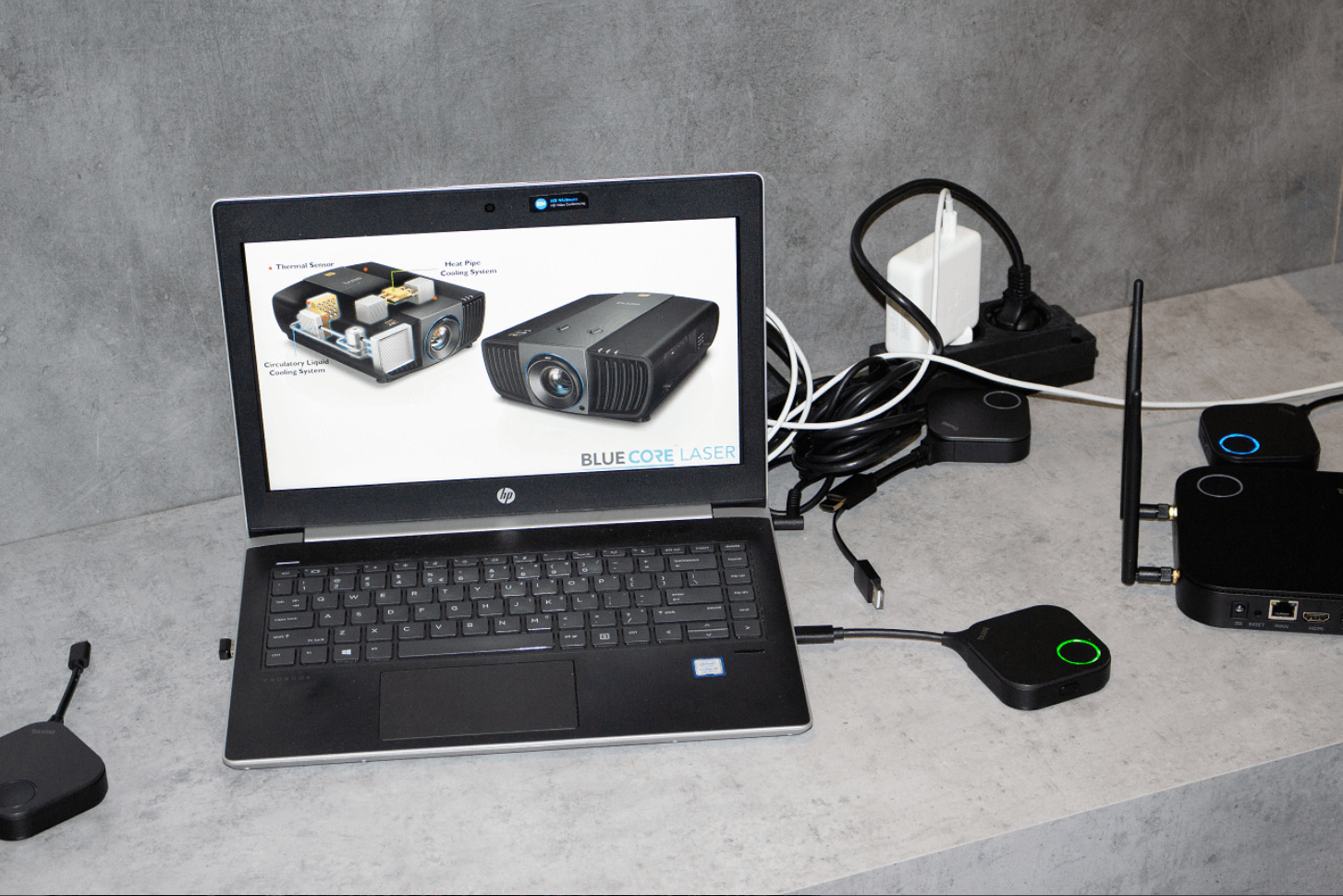 Laptop mit verschiedenen Produkten von BenQ InstaShow