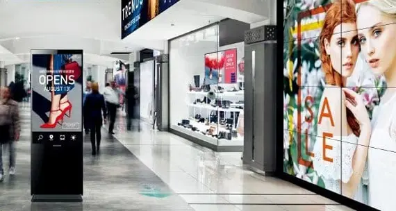 In einer Shopping-Mall ist eine LED Wall als digitales Schaufenster installiert. Darauf werden Werbefilme und aktuelle Angebote angezeigt.