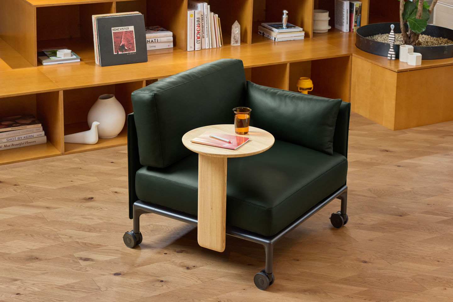 9877058_anagramclub_in-situ_office_2026_(10)_clubchair_v_fullbleed_1440x