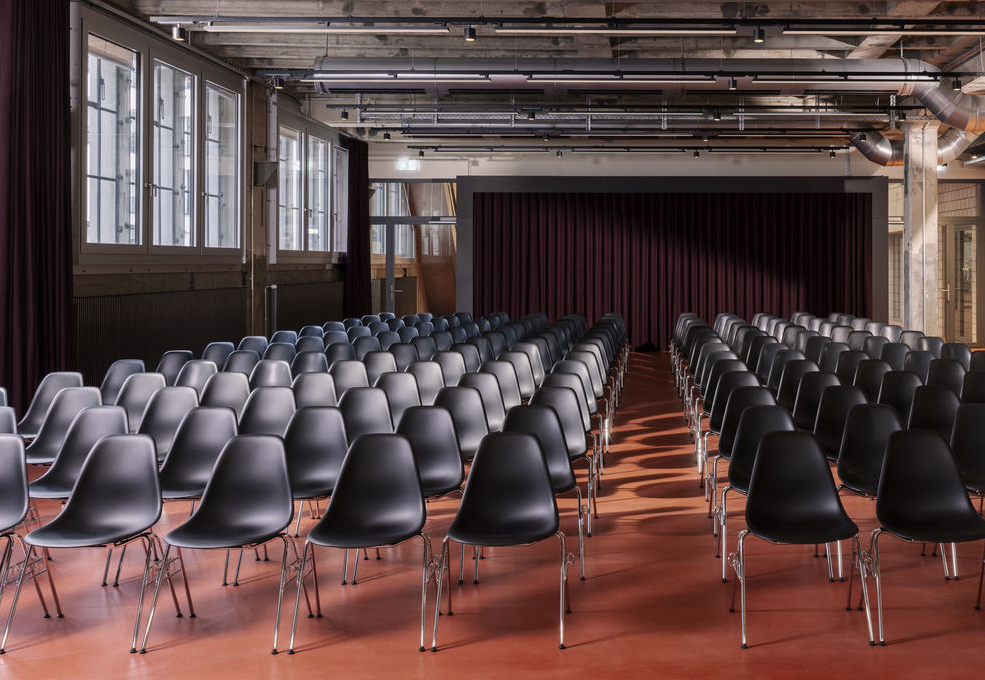 Aula und Veranstaltungsbereich für Schulen