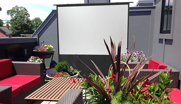 Leinwand und Beamer auf einer Terrasse