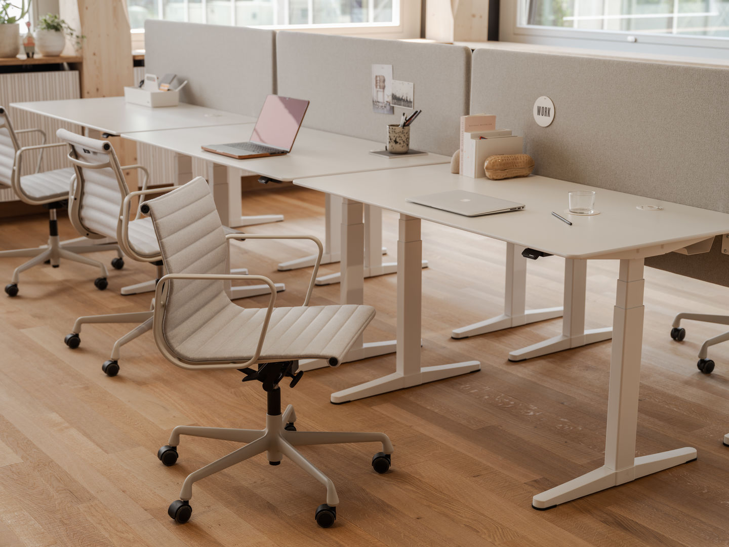 Moderner Arbeitsbereich mit ergonomischem Bürostuhl