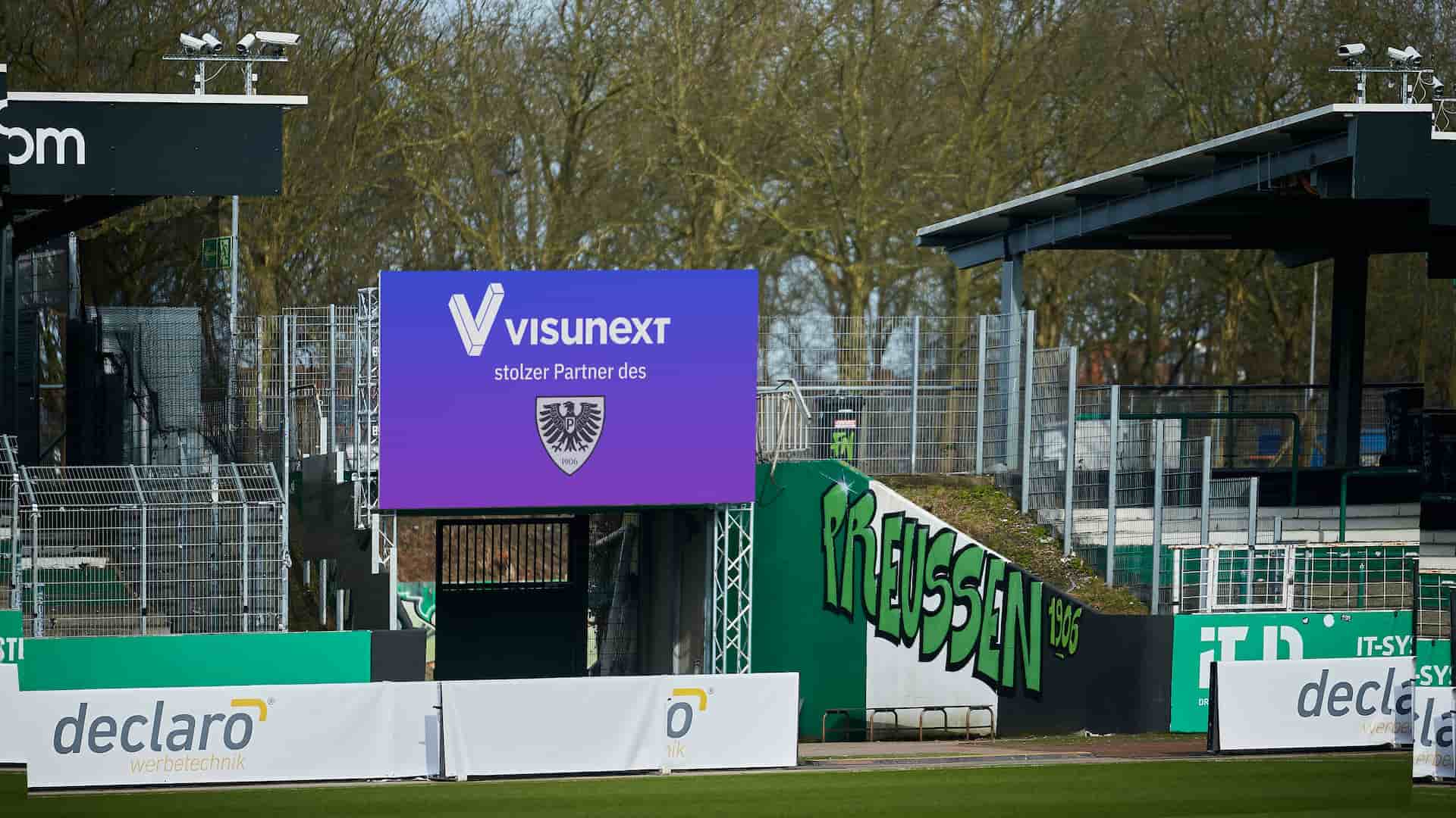 Absen LED-Wall zwischen dem Gästeblock und der überdachten Heimtribüne