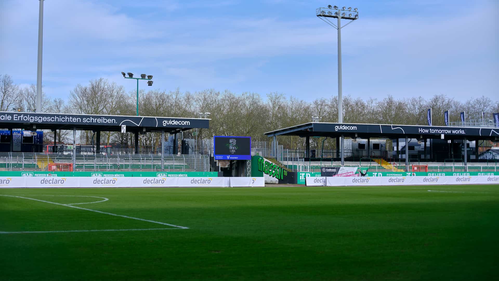 Blick auf die LED-Wall von der gegenüberliegenden Spielfeldseite.