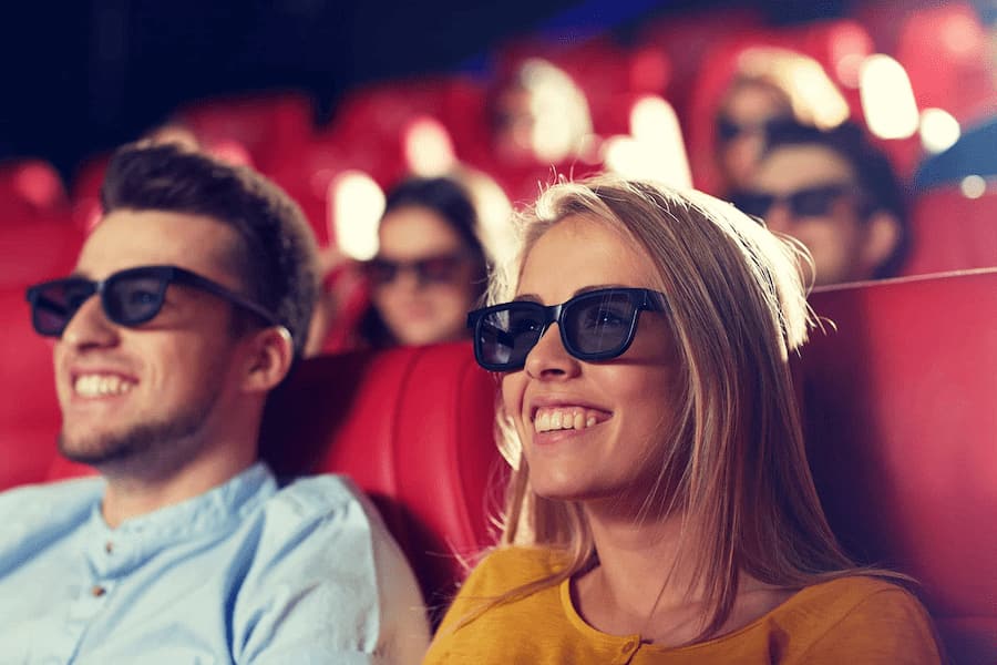 2 Personen mit 3D Brille im Kino