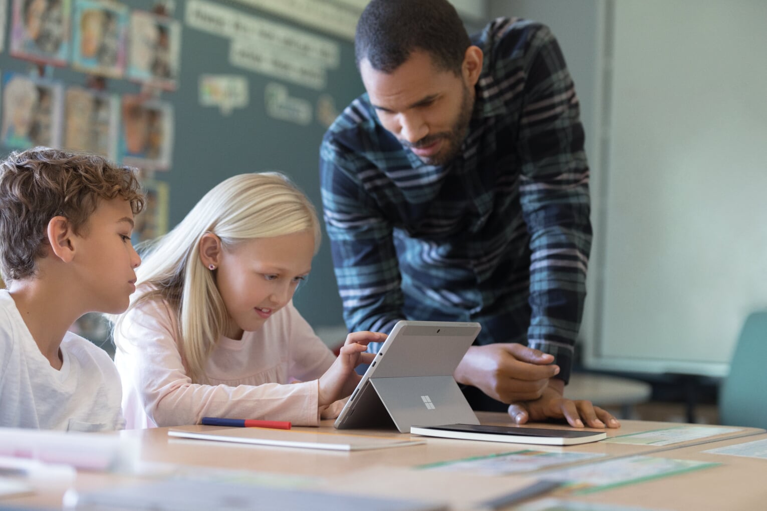 Microsoft Surface wird von einer Schülerin im Unterricht verwendet