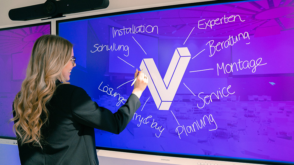 Eine Frau steht vor einem Samsung Flip und schreibt auf die Digitale Tafel Serviceleistungen von visunext auf