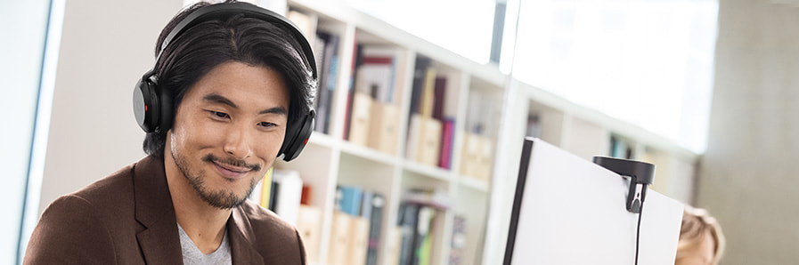 Jabra Heatset Mann mit einem schwarzen Headset im Büro