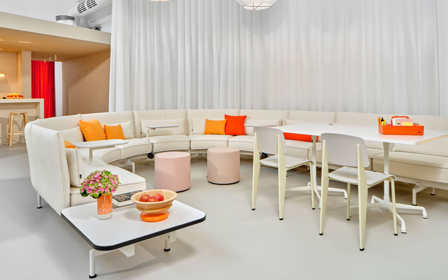Loungezone mit Vitra Lounge-Möbeln