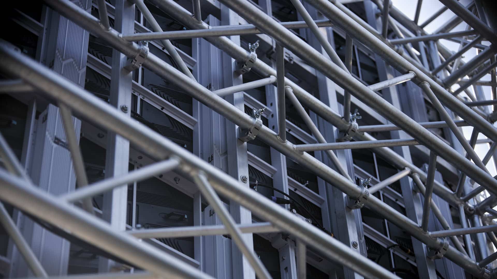 Die Rückseite der LED-Wall. Eine flexible Traversenkonstruktion. Die LED-Module können ausgetauscht und die gesamte Wall versetzt werden.