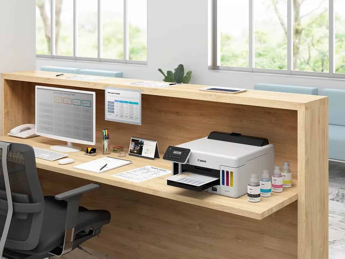 Schreibtisch mit Monitor und Drucker