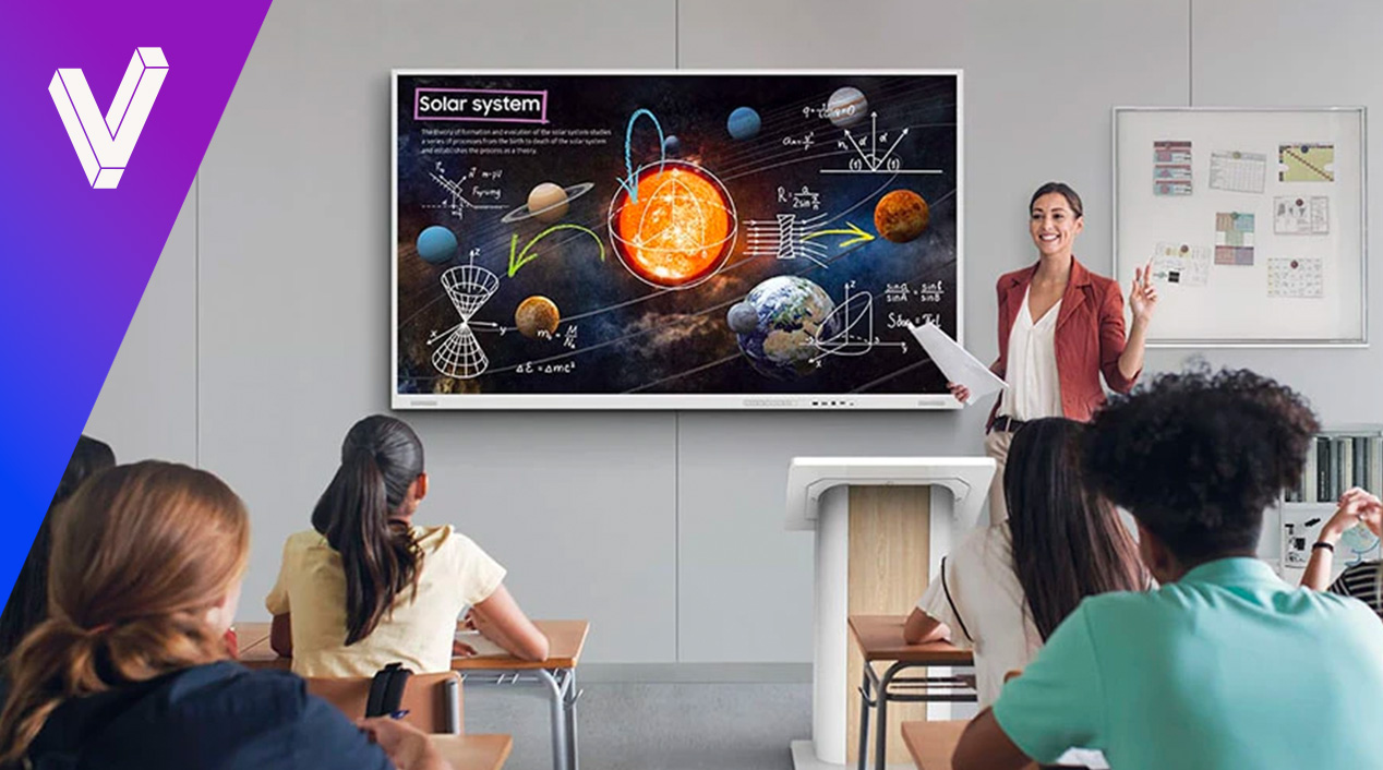 Eine Lehrerin präsentiert eine interaktive digitale Tafel mit einer Abbildung des Sonnensystems vor einer Klasse von aufmerksamen Schülern.