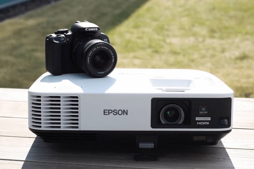 Epson EB 2250U und Canon Kamera mit GArten im Hintergrund