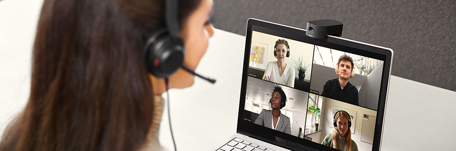Jabra Panacast Frau mit Headset die vor einem Laptop