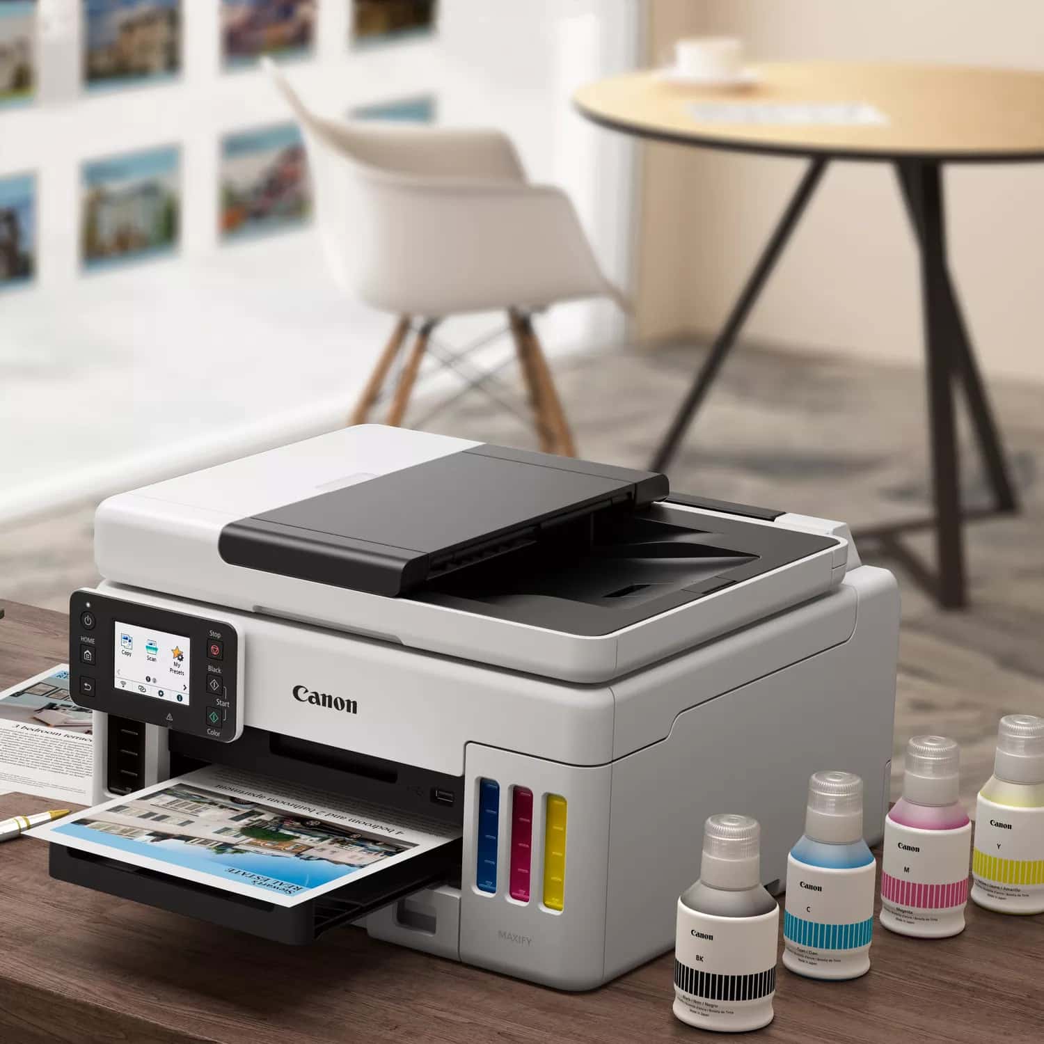 Drucker mit Tintenpatronen auf einem Schreibtisch