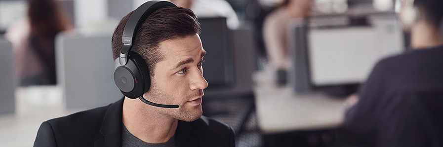 Jabra Headset Mann mit Jabra Headset in schwarz