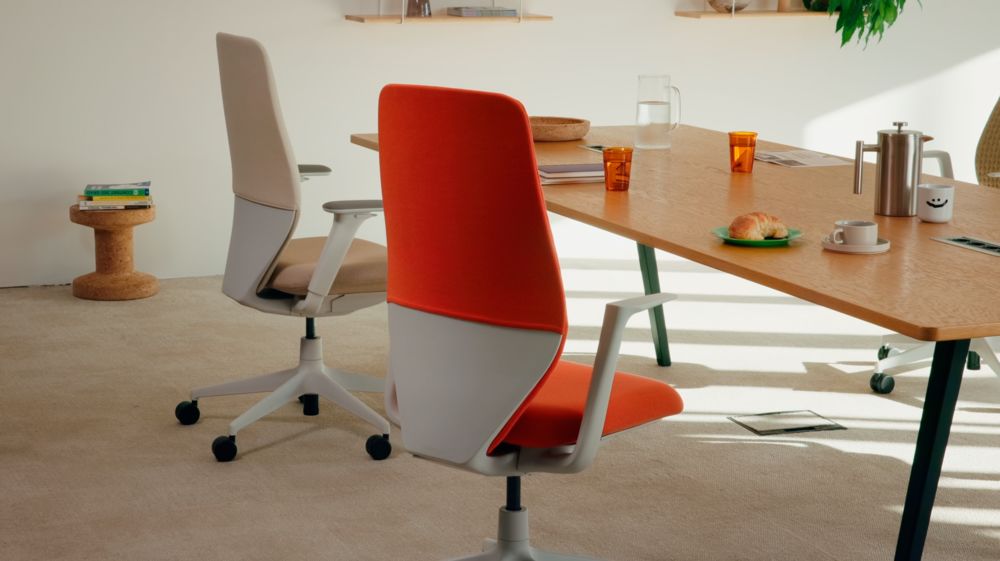 Moderner Office-Bereich mit integrierter Medientechnik