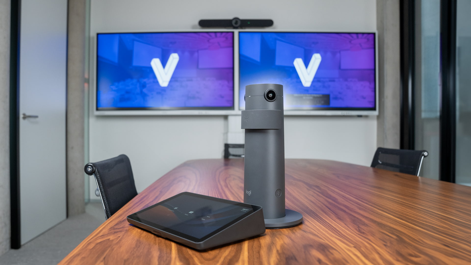 Microsoft Teams Rooms Ausstattung mit einer Logitech Sight, Tap, Rally Bar und einer Dual Screen Bildschirmlösung von Samsung