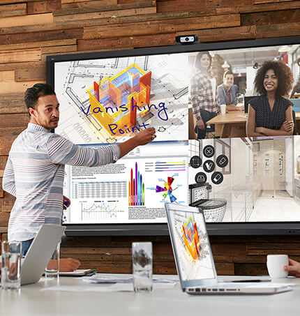 Konferenzraum mit einer Person und einem Display im Hintergrund