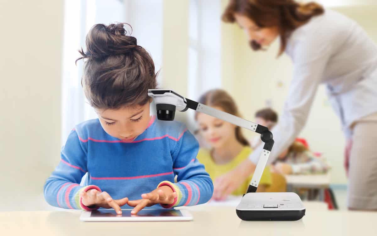 Kind arbeitet im Unterricht mit einem digitalen Endgerät und einer Dokumentenkamera von Optoma.