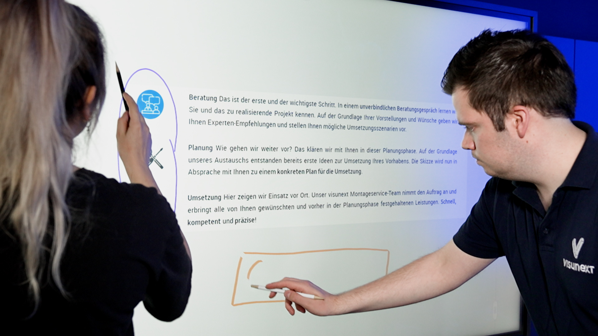 Samsung Flip Zwei Personen bedienen gleichzeitig das samsunf Flip