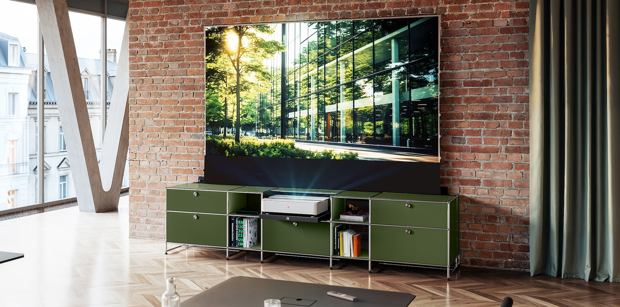 USM Cine Collection Office mit Leica Cine 1, integrierter Leinwand und Laser-TV-Auszug