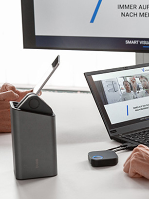 Laptop und Display mit dem Barco Clickshare 