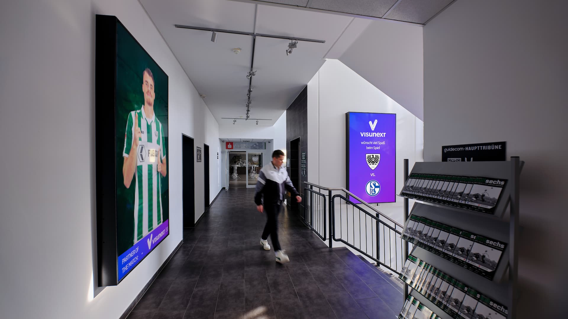 Beide Sony Bravia BZ50L Signage Displays für Informationen und Werbung.