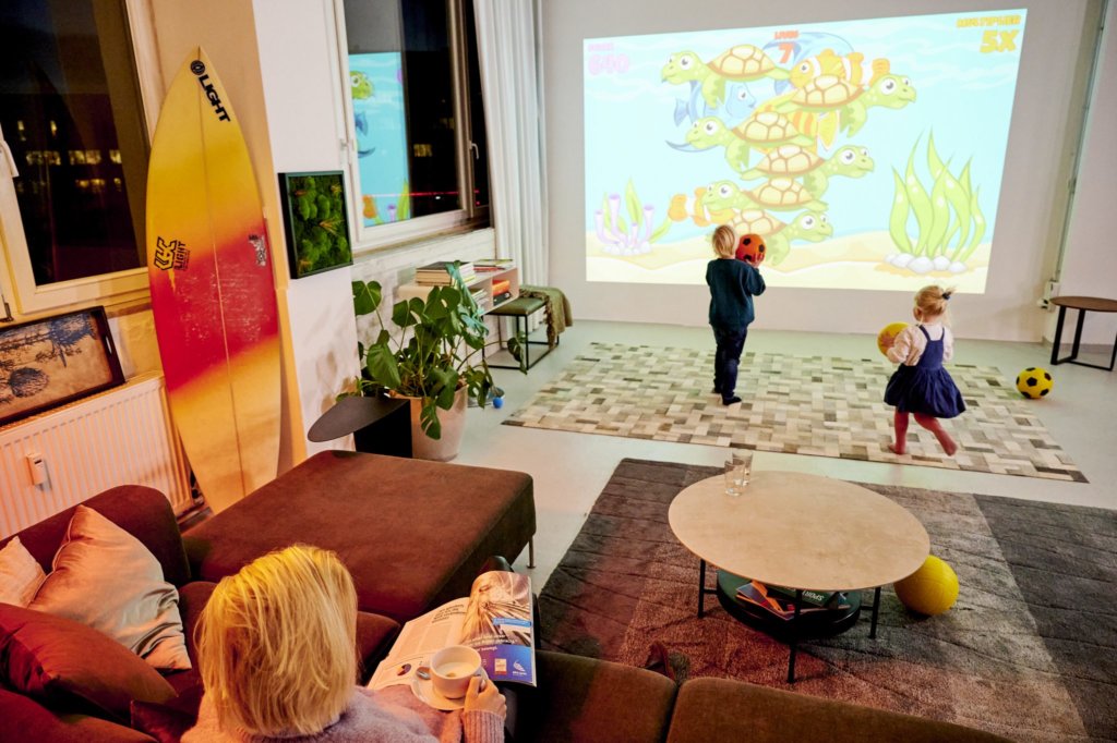 Zwei Kinder spielen an der LIMBIC im Wohnzimmer