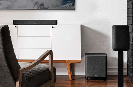 Schwarzer wireless subwoofer von Denon in einem Wohnzimmer