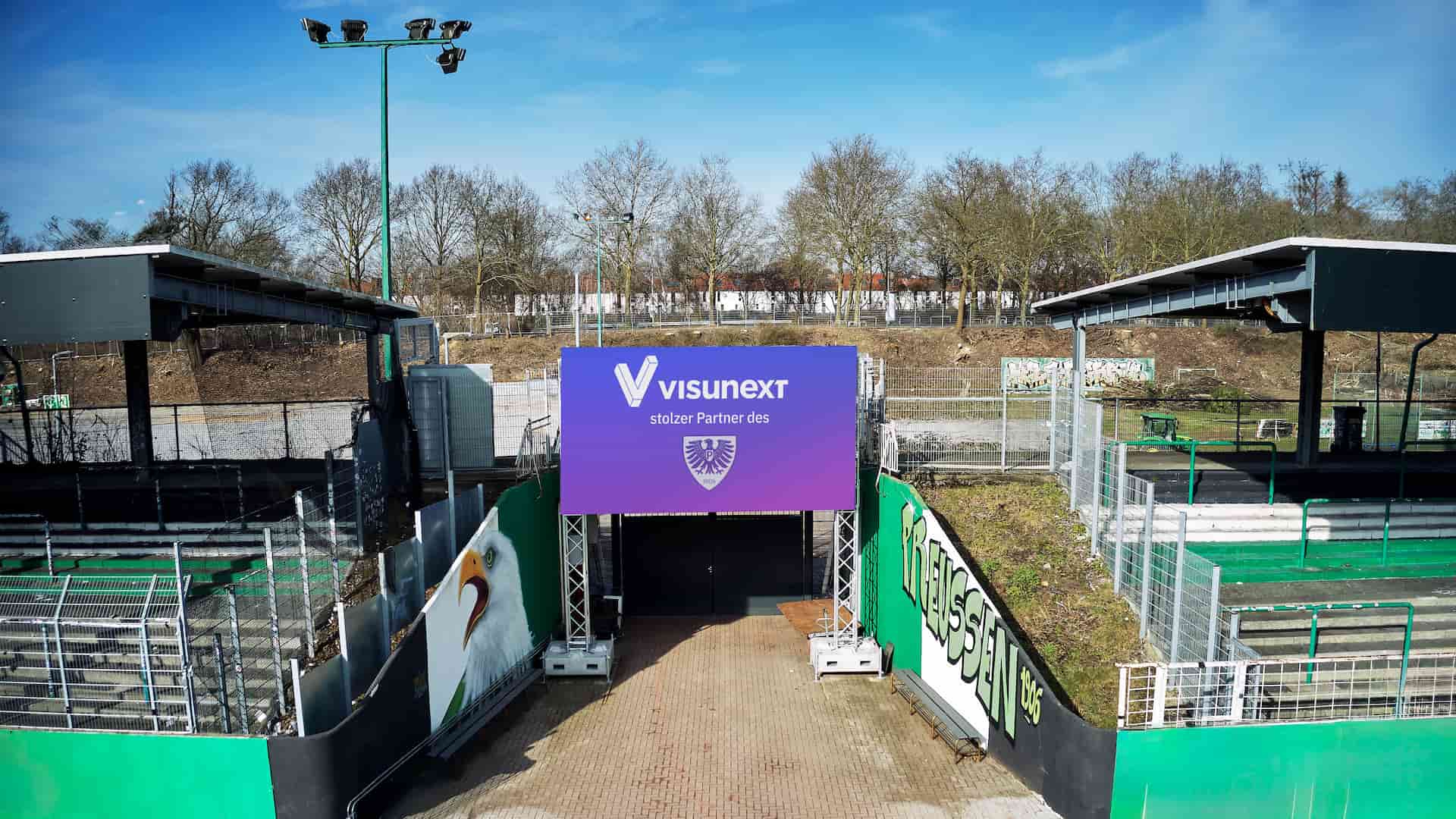 Die flexible Traversenkonstruktion hält den Fluchtweg frei und ermöglicht eine Neupositionierung der LED-Wall.