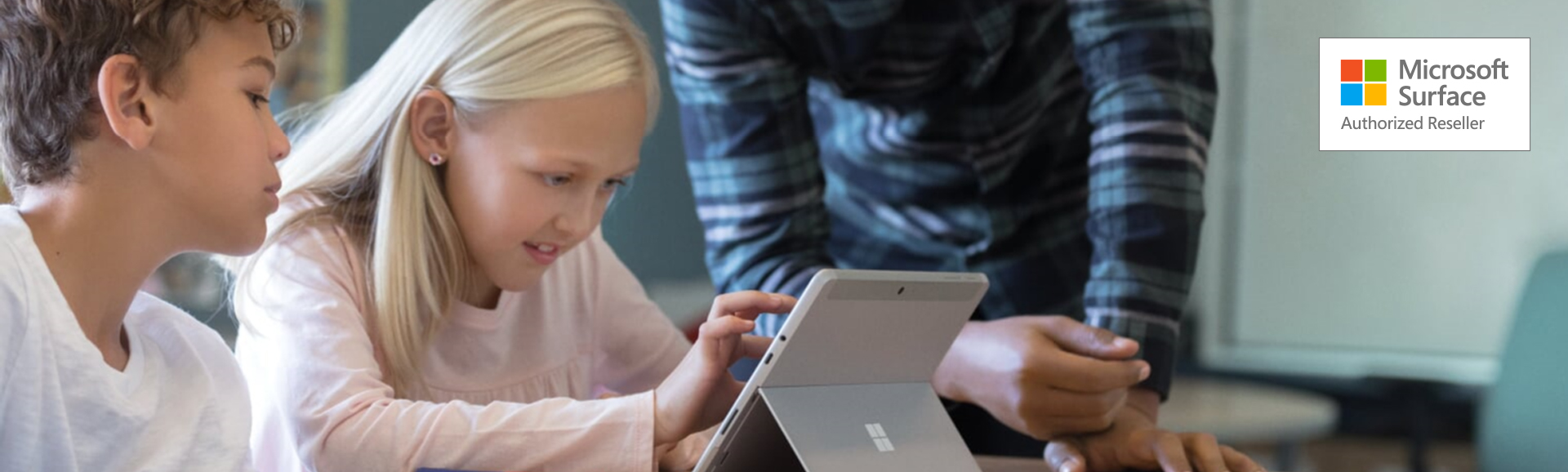 Microsoft Surface wird von einer Schülerin im Unterricht verwendet