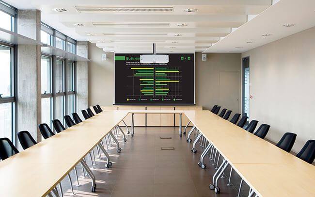 Großer Konferenzraum mit Leinwand und Beamer