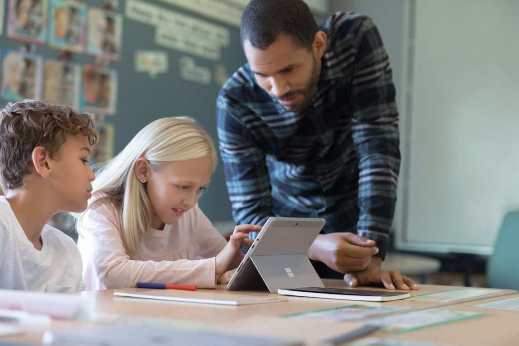 Microsoft Surface wird von einer Schülerin im Unterricht verwendet