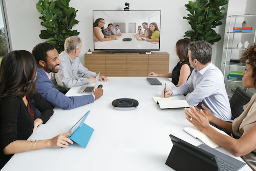 Konferenzraum mit einer Person und einem Display im Hintergrund