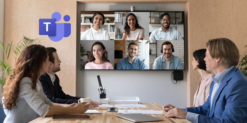 Auf dem Bild sind 4 Personen in einem Konferenzraum, die an einem Meeting mit 6 weiteren digitalen Teilnehmern partizipieren.