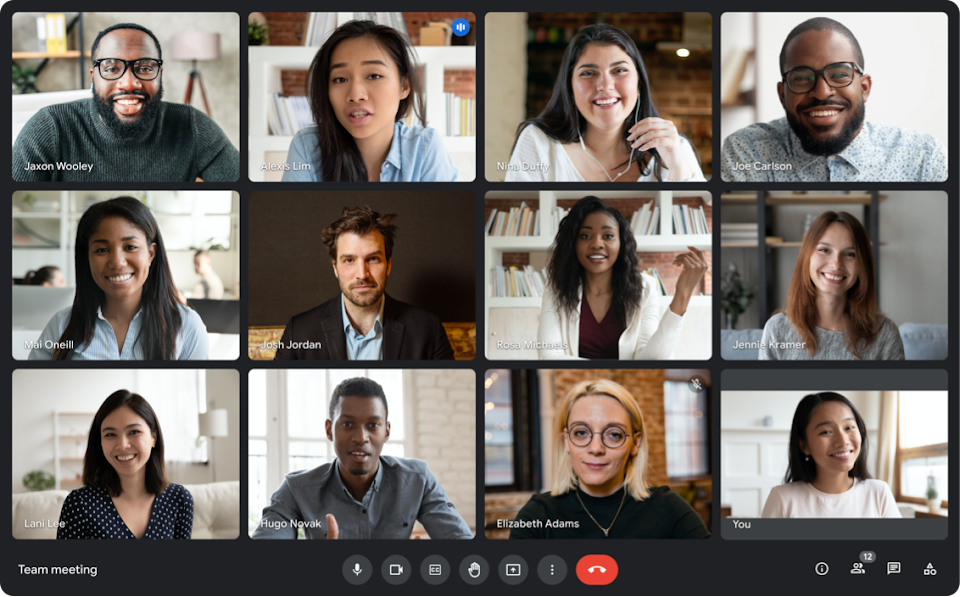 Ein Screenshot eines virtuellen Team-Meetings zeigt zwölf lächelnde Teilnehmer in einer Videokonferenz-Software.