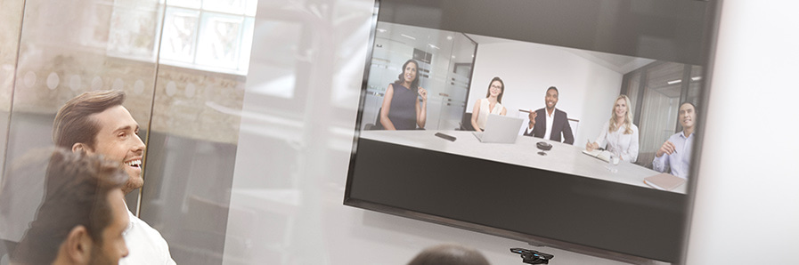 Jabra Panacast Konferenzraum mit Display und zwei Personen