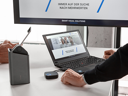 BenQ InstShow angeschlossen an einem Laptop daneben steht die passende Halterung von BenQ