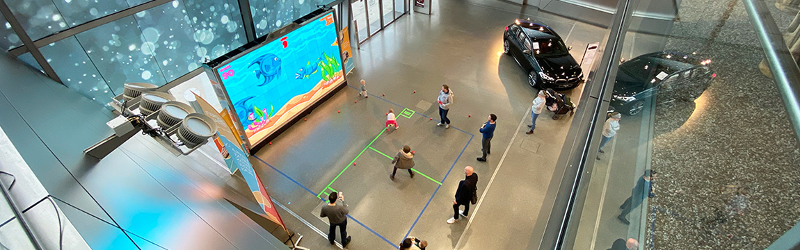 MultiBall Multiball in einer Halle aufgebaut ist und von Personen genutzt wird